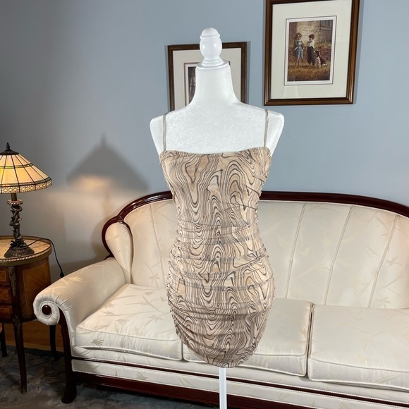 Dynamite Retro Print Ruched Dress - Picture 13 of 15